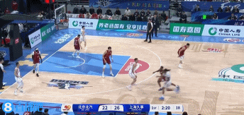 平地起驚雷！閆鵬飛接球順下 力壓周琦單臂暴扣
